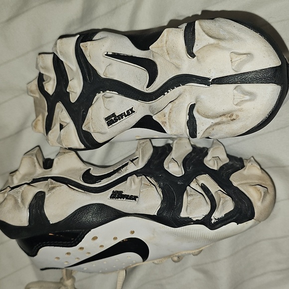 Nike Kids White and Black Cleats - Picture 2 of 5